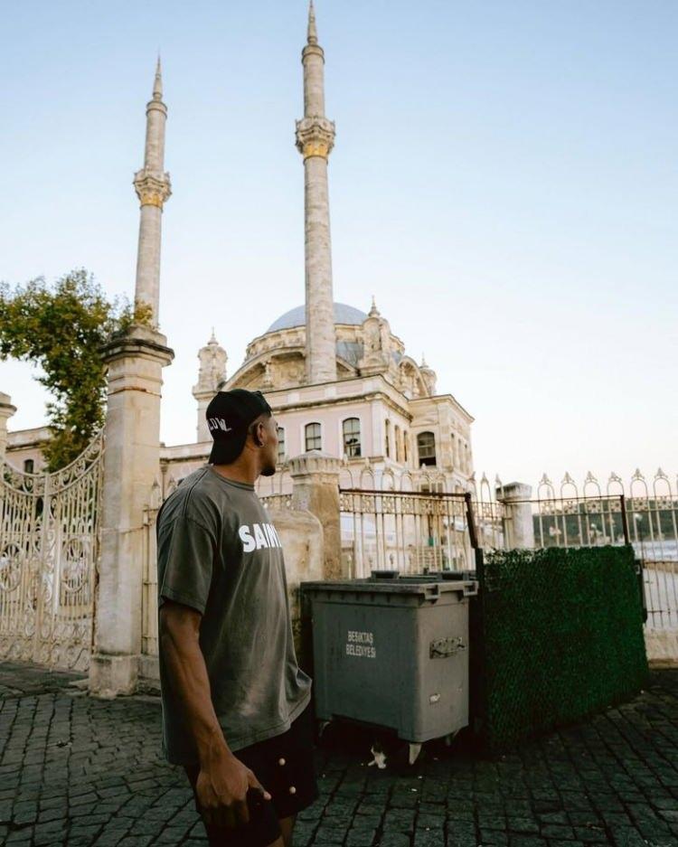 <p><strong>Zengin kültürel dokusu ve köklü tarihiyle her yıl milyonlarca turistin uğrak noktalarından biri haline gelen İstanbul, özellikle son yıllarda Hollywood yıldızları başta olmak üzere dünyaca ünlü isimlerin gözdesi oldu.</strong></p>
