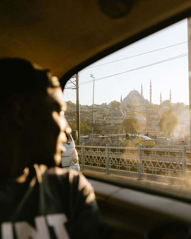 <p><strong>Gezisinden kareleri sosyal medya hesabından paylaşmayı ihmal etmeyen ünlü yıldız, sadece gezi fotoğraflarını paylaşmakla yetinmedi.</strong></p>
