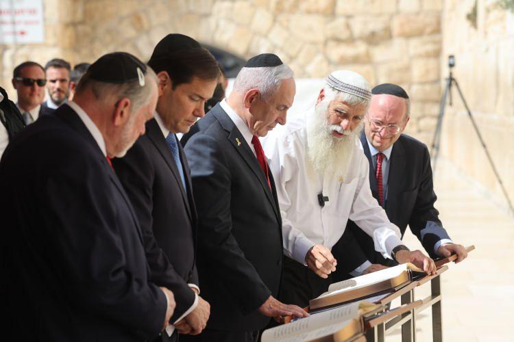 <p>Netanyahu, gezinin ardından gazetecilere yaptığı açıklamada, "Rubio'nun bu ziyareti, İsrail-ABD ittifakının dayanıklılığının ve gücünün bir kanıtıdır. Bu ittifak, az önce dokunduğumuz Batı Duvarı'nın taşları kadar güçlü ve dayanıklıdır." ifadesini kullandı.</p>