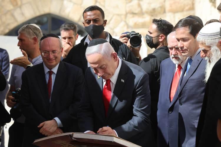 <p>Burak Duvarı'nın ardından Rubio ve Netanyahu, Mescid-i Aksa'nın yakınında İsrail tarafından kazılan tünelleri gezdi.</p>

<p> </p>
