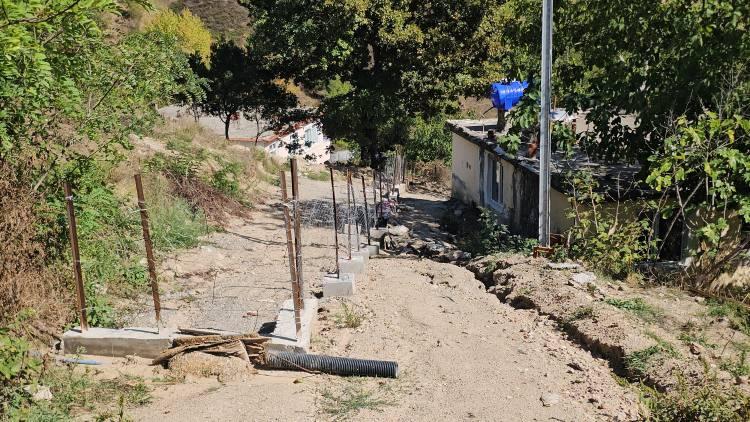 <p>Tarla sahibi ile ev sahibi <strong>‘yol verme’</strong> konusunda uzlaşamayınca, Yılmaz evine ulaşamayıp mağdur oldu.</p>
