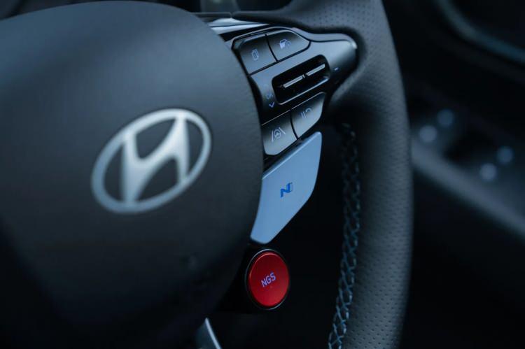 <p>Uuzun süredir Türkiye'de satışı bulunmayan Hyundai'in i30 modeli resmen Türkiye'ye geri döndü.</p>