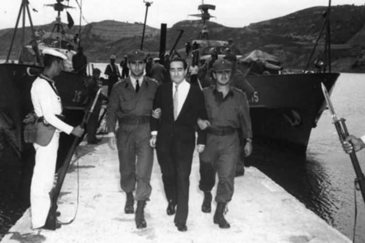 <p>Anayasa ve TBMM feshedildi, siyasi faaliyetler askıya alındı. Cumhurbaşkanı Celal Bayar, Başbakan Adnan Menderes'in de aralarında bulunduğu bazı yetkililer gözaltına alındı.</p>

<p> </p>
