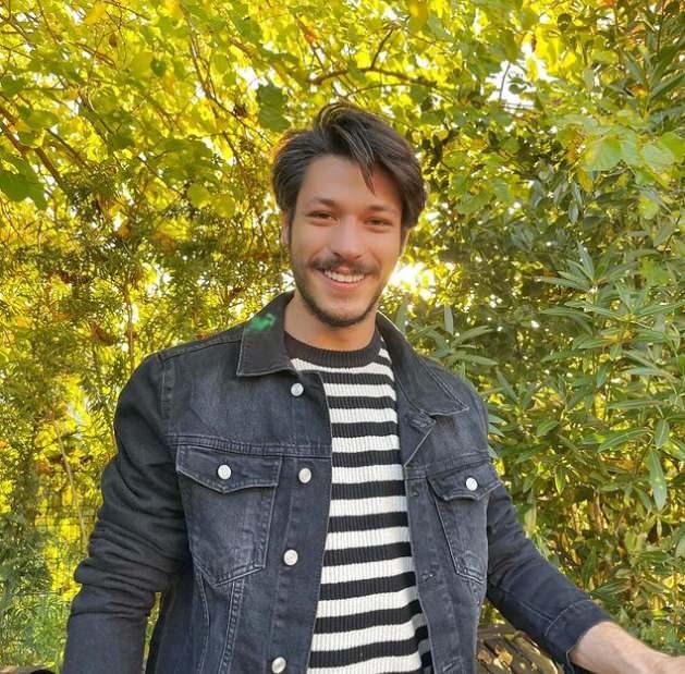 <p><span style="color:#FF0000"><strong>DAHA ÖNCE KUBİLAY AKA'YA YEŞİL IŞIK YAKMIŞTI</strong></span></p>
<p><strong>"Kimin sizin hayatınızı oynamasını isterdiniz?" sorusuna da net bir şekilde yanıt veren Ortaç, favorisinin Kubilay Aka olduğunu söyleyerek "Kubilay vardı. Kubilay Aka, o olabilir." ifadelerini kullanmıştı.</strong></p>