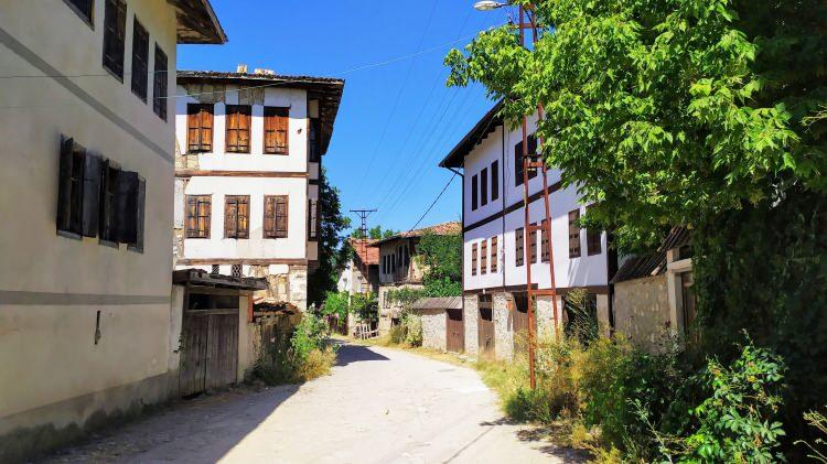 <p>Safranbolu’nun hemen yakınında yer alan Yörük köyü, tarihi Safranbolu evleriyle benzer bir mimariye sahip.</p>

<p>Dar sokakları, otantik dokusu ve yöresel el işi ürünleriyle dikkat çekiyor.</p>
