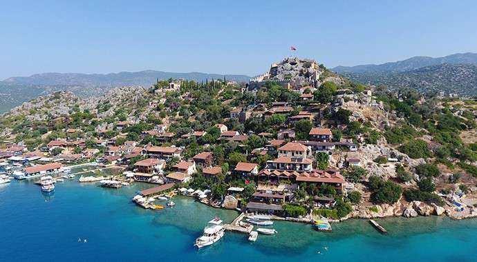 <p>Antalya'nın Demre ilçesine bağlı Kaleköy, Simena Antik Kenti’nin üzerine kurulmuş özel bir yerleşim.</p>

<p>Denizden tekneyle de ulaşılabilen köy, antik kalıntıları, kıyıdaki pansiyonları ve sakin deniziyle dikkat çekiyor.</p>

<p>Tarih ve deniz tatilini bir arada yaşamak isteyenler için cazip bir durak.</p>
