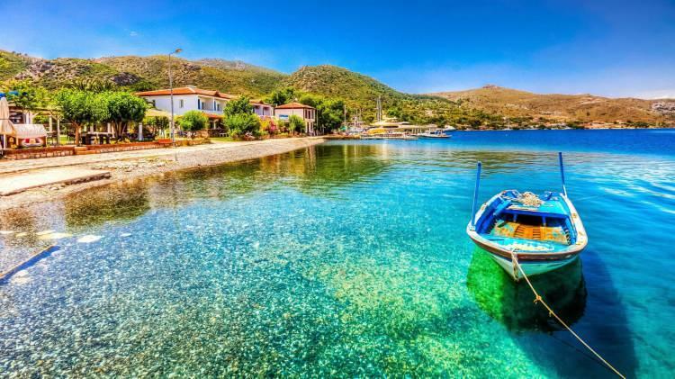 <p>Ege kıyısında yer alan Selimiye Muğla'ya bağlı, küçük koyları, ahşap evleri ve huzurlu deniz manzarasıyla öne çıkıyor.</p>

<p>Balık restoranları, yat limanı ve çeşitli deniz aktiviteleriyle sakin tatil arayanlar için farklı seçenekler sunuyor.</p>
