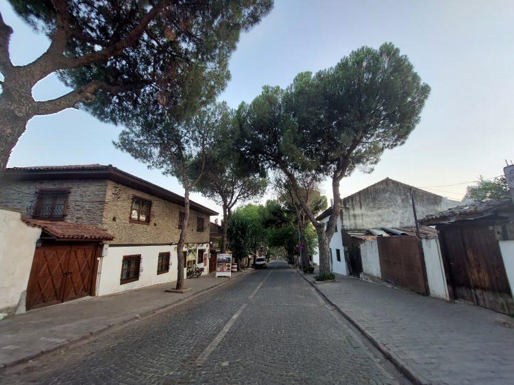 <p>İzmir’in Ödemiş ilçesine bağlı Birgi, Osmanlı döneminden kalma taş evleri, tarihi konakları ve gölgelik çınar ağaçlarıyla zamana yolculuk yapma hissi veriyor.</p>

<p>Köyün sessiz atmosferi, tarihi dokusunu daha da ön plana çıkarıyor.</p>
