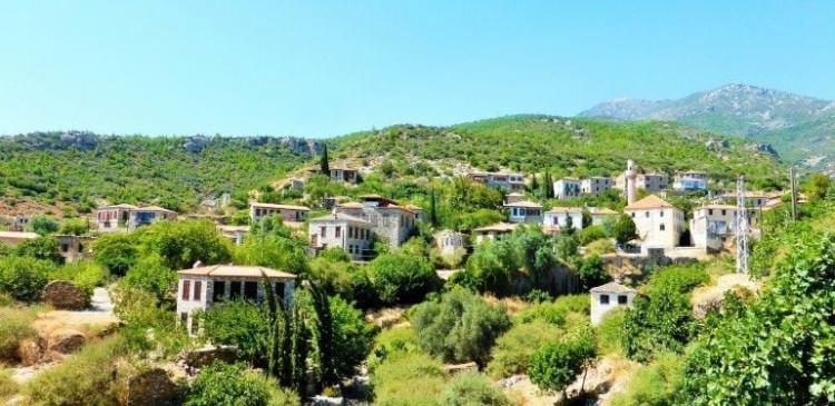 <p>Taş mimarisiyle öne çıkan Doğanbey, doğallığını koruyan sakin köylerden biri.</p>

<p>Denize yakınlığı, köy yaşantısının sürmesi ve yöresel ürünleriyle dikkat çekiyor.</p>
