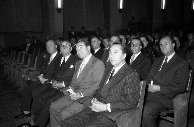 <p>Kararı açıklayan Yüksek Adalet Divanı, 15 sanığı idam cezasına çarptırdı. Eski Cumhurbaşkanı Celal Bayar, eski Başbakan Adnan Menderes, eski Dışişleri Bakanı Fatin Rüştü Zorlu, eski Maliye Bakanı Hasan Polatkan'ın idam kararları oy birliğiyle alındı. Celal Bayar hakkındaki karar, yaş haddi nedeniyle müebbet hapis cezasına çevrildi.</p>

<p> </p>
