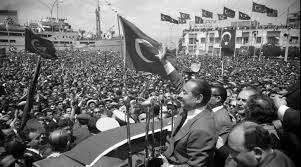 <p>DP, 14 Mayıs 1950'deki seçimlerde büyük bir başarıya imza atarak yüzde 52,7 oyla 420 milletvekili çıkardı. CHP ise aynı seçimde yüzde 39,4 oy ile 63 milletvekili çıkarabildi.</p>

<p>TBMM Başkanlığına Refik Koraltan, Cumhurbaşkanlığına DP Genel Başkanı Celal Bayar seçilirken yeni hükümet ise Adnan Menderes başbakanlığında kurularak 22 Mayıs'ta göreve başladı. Köprülü, bu kabinede dışişleri bakanı oldu.</p>
