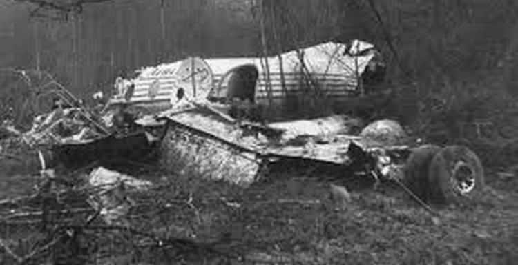<p>17 Şubat 1959'da Kıbrıs konusunda Yunanistan'la imzalanan ikili antlaşmanın ardından üçlü görüşmeler için İngiltere'ye giden Menderes'in uçağı, Londra Gatwick Havalimanı yakınlarında alçalırken düştü. Menderes bu kazadan yara almadan kurtuldu.</p>
<p>DP, 27 Ekim 1957'de yapılan genel seçimlerde yüzde 9,3'lük kayıpla yüzde 47,30 oy aldı.</p>
<p>Menderes, seçimlerin ardından parti içinde öz eleştiriye giderek seçim sonuçlarını teşkilatın yeterince çalışmamasına, basında yer alan yalan haberlere bağladı.</p>