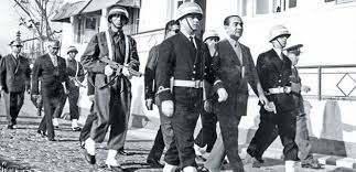 <p><span style="color:rgb(165, 42, 42)"><strong>1960 ASKERİ DARBESİ</strong></span><br />
<br />
Türk Silahlı Kuvvetleri içindeki bazı general ve subayların oluşturduğu 38 kişilik Milli Birlik Komitesi, 27 Mayıs 1960'ta yönetimi ele geçirdi.</p>

<p>Darbeciler, TBMM ve Anayasa'yı feshetti ve siyasi faaliyetleri askıya aldı. Cumhurbaşkanı Celal Bayar, Başbakan Adnan Menderes, DP'li milletvekilleri, hükümet üyeleri, Genelkurmay Başkanı Orgeneral Rüştü Erdelhun ile bazı üst düzey kamu görevlileri gözaltına alındı.</p>
