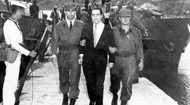 <p>Adnan Menderes, aynı gün yurt gezisi kapsamında bulunduğu Kütahya'da Albay Muhsin Batur tarafından gözaltına alınarak Ankara'ya götürüldü ve daha sonra diğer tutuklu DP üyeleriyle Yassıada'da hapsedildi. Menderes ve diğer DP üyeleri, bulundukları Yassıada'da kurulan Yüksek Adalet Divanı tarafından yargılanmaya başladı.</p>