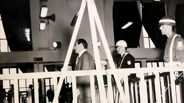 <p>Beş ay sonra ilk kez hakim karşısına çıkarılan Menderes, ruh halini şu sözlerle anlattı:</p>

<p> </p>

<p>"Dört-beş aydan beri tamamıyla tecrit vaziyetinde bulunuyorum ve tek bir odanın içinde ve günün 24 saatinde her saat değişen bir nöbetçi subayın nezareti altında hiç kimse ile konuşmak imkanı mevcut olmamak şartı ile yaşıyorum. Bu itibarla konuşma takatim hakikaten zaafa uğramış bulunuyor."</p>

<p> </p>

<p>Yassıada yargılamaları</p>

<p>Yassıada'daki yargılamalar, 14 Ekim 1960'ta başlayıp 15 Eylül 1961'de karara bağlandı. Toplam 19 dosyada toplanan davalar "anayasayı ihlal" davasıyla birleştirildi.</p>

<p> </p>

<p>Tutuklular "vatana ihanet, Meclis iç tüzüğünün değiştirilmesi, Kırşehir'in ilçe yapılması, CHP'nin mallarına el koymak"tan suçlu bulundu. Yassıada duruşmalarında, 6-7 Eylül olaylarından da DP sorumlu tutuldu.</p>

<p> </p>

<p>592 sanıktan 288'i için idam istendi. Yüksek Adalet Divanı, 15 sanığı idam cezasına çarptırdı. Eski Cumhurbaşkanı Celal Bayar, eski Başbakan Adnan Menderes, eski Dışişleri Bakanı Fatin Rüştü Zorlu, eski Maliye Bakanı Hasan Polatkan'ın idam kararları oy birliğiyle alındı.</p>

<p> </p>

<p>Mahkemede, Menderes ve 14 kişinin idamına, 31 kişinin de ömür boyu hapse mahkum edilmesine karar verildi.</p>

<p> </p>

<p>Birçok yabancı ülke lideri, idamların durdurulması için Cemal Gürsel başkanlığındaki Milli Birlik Komitesi'ne defalarca çağrıda bulundu. Bunun üzerine Komite, Celal Bayar, Adnan Menderes, Hasan Polatkan ve Fatin Rüştü Zorlu dışındakilerin idam cezasını affetti. Celal Bayar'ın cezası yaş haddi nedeniyle ömür boyu hapse çevrildi.</p>
