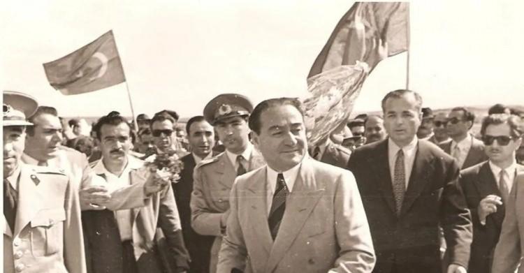 <p>Sanıkların Yassıada'ya gidişleri sırasında görüntü çekilmediği için Bayar ve Menderes'in yeniden motordan indirilerek adaya getirildikleri anlar bir kurmaca içinde çekildi. Bu süreçte Menderes başta olmak üzere hiçbir sanığa savunma hakkı tanınmadı.</p>
<p>Davalarda, Hakim Salim Başol'un "Anlatın, buralara cevap verin" sözleri üzerine "Arz edeyim efendim" şeklinde iddialara cevap vermeye çalışan Menderes'in sözleri hep "Kısa kes" ifadeleriyle yarım bıraktırıldı.</p>