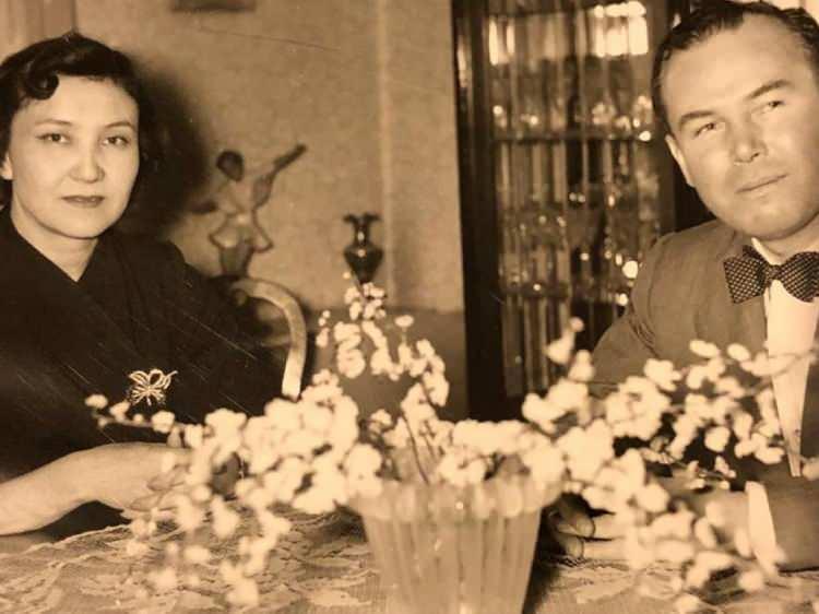 <p><span style="color:rgb(165, 42, 42)"><strong>DARBEYİ EŞİNDEN ÖĞRENDİ</strong></span><br />
<br />
Hasan Polatkan, Başbakan Menderes'le 26 Mayıs 1960'ta Eskişehir'deki programlara katılırken, askeri darbenin yönetime el koyduğunu sabah saatlerinde eşi Mutahhare Polatkan'dan öğrendi.</p>
<p>Menderes'le birlikte Kütahya'ya geçen Polatkan, burada ihtilal kuvvetleri tarafından tutuklanarak Ankara Harp Okuluna sevk edildi. Polatkan, burada bir süre bekletildikten sonra diğer Demokrat Partililerle birlikte Yassıada'ya gönderildi. Ailesi ziyaretleri sırasında, bu süreçte işkenceye de maruz kalan Polatkan'ın elinin üzerinde sigara yanıkları olduğunu gördü.</p>
<p>Yassıada'daki kötü muamelelere dayanamayan Polatkan'ın bir askere, "Bizi öldürecekseniz hemen öldürün ama lütfen bu hakaretleri durdurun. Artık tahammül edemiyorum." feryadında bulunduğu ailesi tarafından dile getirildi.</p>