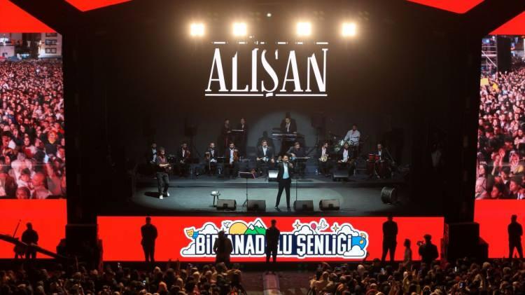 <p>Kültür ve Turizm Bakanlığı'nın Yaşayan Miras ve Kültürel Etkinlikler Genel Müdürlüğü'nce hayata geçirilen 'Bir Anadolu Şenliği' etkinlikleri kapsamında şarkıcı Alişan, Bingöl'de konser verdi.</p>
<p> </p>