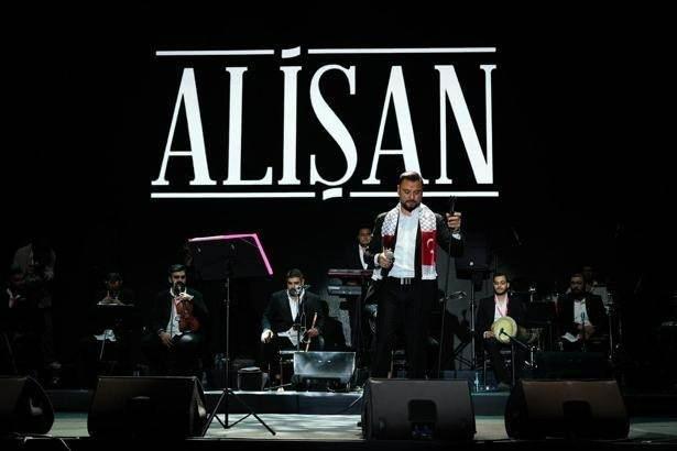 <p><span style="color:#B22222"><strong>GAZZELİLER İÇİN SÖYLEDİ</strong></span></p>
<p>Konserin gündeminde ise işgal altındaki Gazze vardı. </p>
<p>Gazze'de yaşanan soykırıma da tepki gösteren Alişan, Gazzeliler için 'Dünyadan Uzak' isimli şarkıyı söyledi.</p>