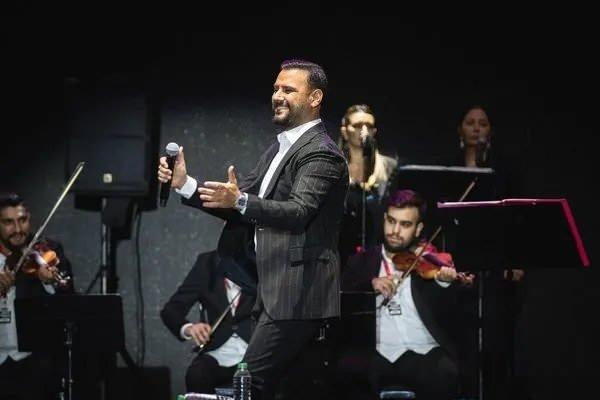 <p><span style="color:#800000"><strong>"YIKIL İSRAİL, ENKAZINI GÖREYİM"</strong></span></p>

<p>Filistin bayrağının olduğu atkı takarak konserine devam eden Alişan, "Her konserimde söylüyorum. Yıkılasın İsrail, enkazını göreyim.</p>
