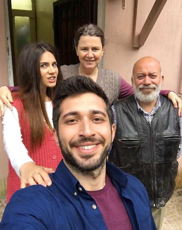 <p>Ünlü oyuncuya, <strong>Tokat Cumhuriyet Başsavcılığı</strong> tarafından <strong>'güveni kötüye kullanma'</strong> suçundan <strong>6 aydan 2 yıla kadar hapis cezası</strong> istemiyle dava açıldı. Hakkında yakalama kararı da çıkarılan Bulut, gözaltına alınarak <strong>İstanbul Asliye Ceza Mahkemesi'nde</strong> görülen duruşmada hakim karşısına çıktı.</p>
