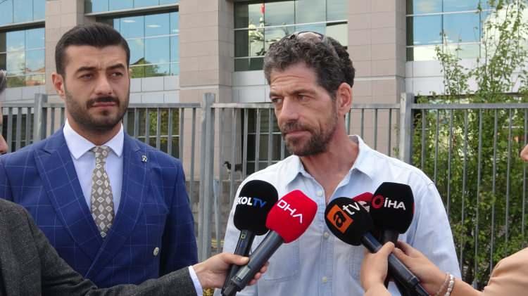 <p>Hünal, <strong><em>"Bugün burada olmak zorunda olduğum için çok üzgünüm açıkçası ama maalesef Mecidiyeköy’de eğitim verdiğim bir ajans, benim adıma sahte imzalı eğitim sertifikaları dağıtmış. Çok üzücü bir şekilde sosyal medyadan bana teşekkür mesajı ile paylaşan öğrencilerden öğrendim ve şikayetçi olmak zorunda kaldım. Bu şekilde öğrencilerin zorda bırakılması ve kandırılıyor olduklarını düşünmem beni çok üzdü açıkçası. Benzer durumlarla ilgili ajans çalışanları ve sahibiyle diyaloglara girmiş ve kendilerini uyarmıştım. Öğrencileri yanlış bilgilendirdikleri için orada eğitim vermeyi de bırakmıştım ancak böyle bir sonuçla karşı karşıya kaldım" </em></strong>dedi.</p>
