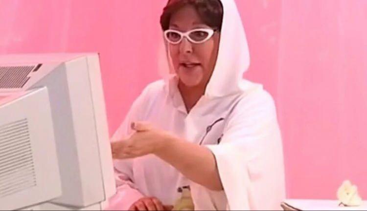 <p>Uzun süredir gözlerden uzak yaşayan usta sanatçı uzun zaman sonra ilk kez görüntülendi. </p>
