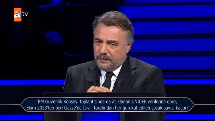 <p><span style="color:#800080"><strong>GAZZE SORUSU GELDİ</strong></span></p>
<p><strong>Yarışmacının karşısına "BM Güvenlik konseyi toplantısında da çıklanan UNICEF Verilerine göre, Ekim 2023'ten beri Gazze'de İsrail tarafından her gün katledilen çocuk sayısı kaçtır?" sorusu çıktı.</strong></p>