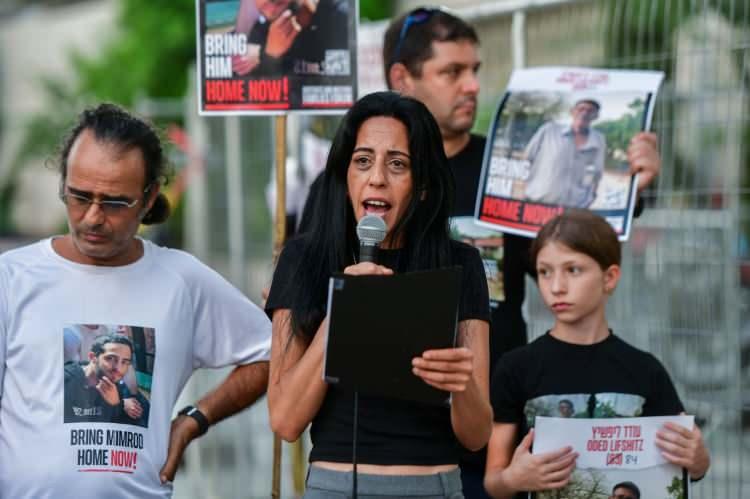 <p>İşgal saldırısı başladığında, rehinelerin yakınları, Netanyahu'nun Kudüs'teki evinin önünde protesto gösterisi düzenledi. Oğlu Matan 700 günden fazla süredir Gazze'de tutuklu bulunan Einav Zangauker, "Netanyahu çocuklarımızı öldürmeye karar verdi" dedi.</p>