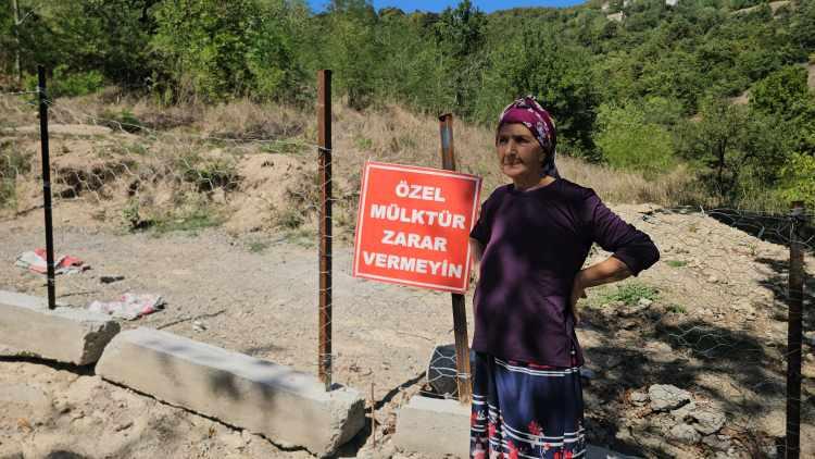 <p><span style="color:#A52A2A"><strong>YOLUN KENDİ ARAZİSİNDEN GEÇTİĞİNİ İLERİ SÜREREK YOLU KAPATTI</strong></span></p>

<p>Ancak bitişik arazideki komşuları, yolun kendi arazilerinden geçtiğini fark edip, <strong>yolu beton blok ve tel örgüyle çevirdi.</strong></p>
