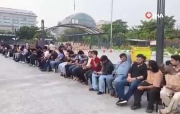 <p>Hindistan'da yeni cep telefonu iPhone 17'yi almak isteyenler, mağazaların önünde gece saatlerinden itibaren sıraya girerek kuyruk oluşturdu.</p>

<p> </p>
