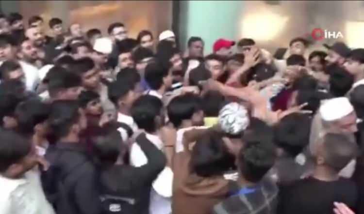 <p>Mumbai kentindeki bir mağazanın önündeki kalabalık arasında tansiyon yükseldi.</p>

<p>Sırada bekleyenler birbirine girdi.</p>

<p>Yumrukların havada uçuştuğu kavgaya güvenlik görevlileri müdahale ederken, tedbir amacıyla olay yerine polis çağrıldı.</p>

<p> </p>

