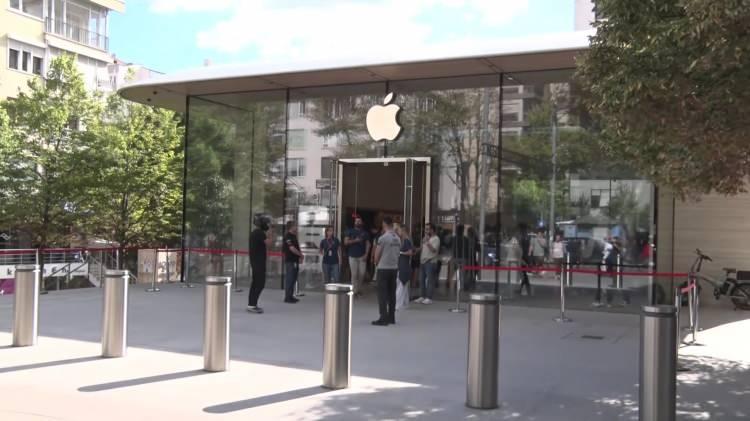 <p>Geçtiğimiz yıl yeni iPhone modeli için mağaza önlerinde uzun kuyruklar oluşurken, bu yıl aynı manzaralar görülmedi.</p>