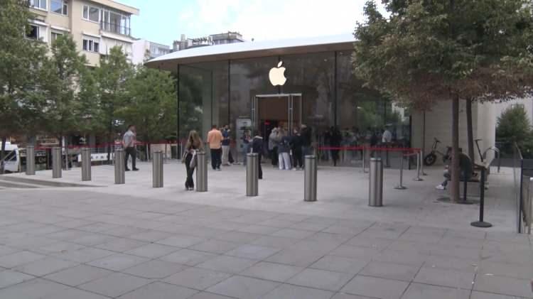 <p>Öte yandan  İstanbul Bağdat Caddesi'nde bulunan Apple mağazasında, mağaza önlerinin boş kaldığı dikkat çekti.</p>

