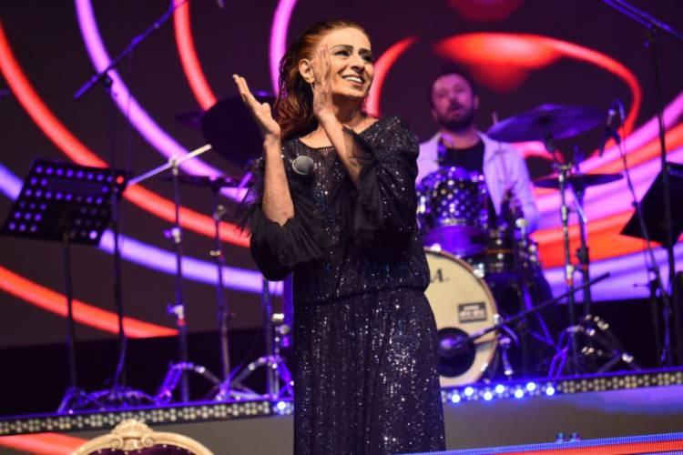 <p><strong>Dillere pelesenk olmuş şarkılarıyla hayranlarına müzikal bir şölen yaşatan Tilbe, geçtiğimiz günlerde verdiği bir konserde ise büyük bir panik yaşadı.</strong></p>

