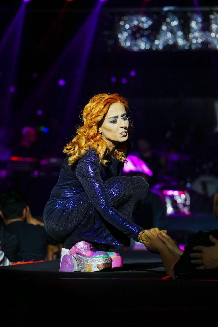 <p><strong>Ancak kısa bir süre sonra yoğun kokudan rahatsız olan Tilbe, fenalaştı. Konserine apar topar ara veren Tilbe, sahne kıyafetini değiştirip biraz hava aldı ve kokunun etkisinin geçmesini bekledi.</strong></p>
