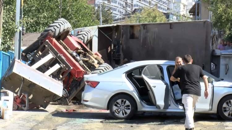 <p>Kamyonun kaldırılması için vinç çağrıldı. Polis kazaya ilişkin inceleme başlattı.</p>

