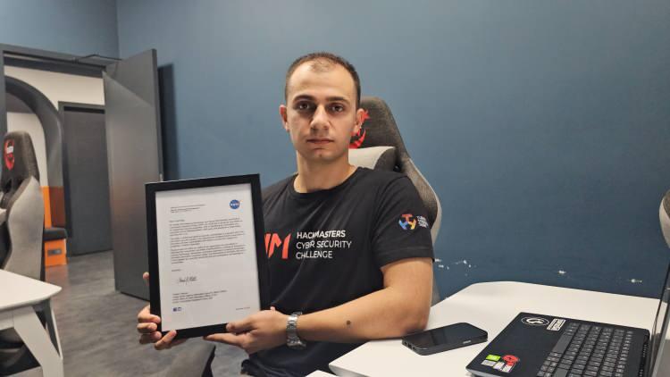<p><span style="color:#A52A2A"><strong>ONUR LİSTESİNE GİRECEK</strong></span></p>

<p>3 ay boyunca NASA uzmanlarına rapor yazarak destek olan Nas’ın tespit ettiği zafiyet giderildi.</p>

<p> </p>

<p>NASA ise Yusuf Nas’a takdir mektubu gönderdi ve <strong>isminin 'NASA Onur Listesi'ne yazılacağı bildirildi.</strong></p>
