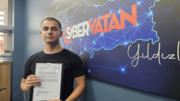 <p>NASA’nın açtığı ilana başvurarak sistemin açıklarını aradığını belirten Nas, <strong>"NASA’nın açıklarını tespit ettim. Bu açıkları bildirdim, onlar da bu açığın gerçekten var olduğunu kontrol etmeleri gerektiği için zaten bu süreç 3 ay sürdü. Normalde bu kadar sürmez, 1 haftada da bitirebilirler ama bu zafiyet biraz daha kritik olduğu için, veri ihlaline girdiği için her noktayı kontrol ediyorlar. Bu zafiyet farklı bir yerden tetiklenmesin, sadece burada olduğunu kanıtlayalım, farklı bir şekilde bu veriler çalınmasın diye tüm yöntemleri denetliyorlar. Raporlama sürecinde onlara yardımcı olmanız gerekiyor. Benim de tüm yaz tatilim aslında böyle geçti diyebilirim. Stajdan çıkıyordum akşam tekrar rapor için bildirim gönderiyordum. Benim için de büyük bir hayaldi. Oldu, çok mutluyum."</strong> ifadelerini kullandı.</p>