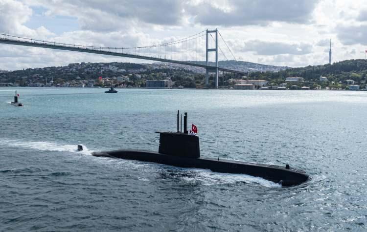<p><span style="color:rgb(20, 35, 58)"> Kutlamalarda İstanbul Boğazı'nda </span><a href="https://www.sabah.com.tr/haberleri/deniz-kuvvetleri" target="_blank">Deniz Kuvvetleri</a><span style="color:rgb(20, 35, 58)"> Komutanlığı'na bağlı TCG İstanbul, TCG Oruçreis, TCG Kınalıada, TCG Kılıç, TCG Mızrak, TCG Karayel, TCG Gurbet, TCG Fırtına, TCG Doğan, TCG Akçakoca, TCG Alanya, TCG Amasra TCG Işın, TCG Tekirdağ, TCG Sakarya TCG Preveze ve TCG Derya'nın yer aldığı 15 geminin geçit töreniyle devam etti. Öte yandan geçit törenine yerli ve yabancı birçok vatandaşın yoğun ilgi gösterdiği görüldü.</span></p>
