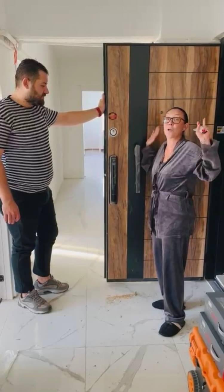 <p>Düşmeden önce parkede kaymış olabileceği, ayaklarının ıslak olduğu değerlendirildi.</p>

<p> </p>
