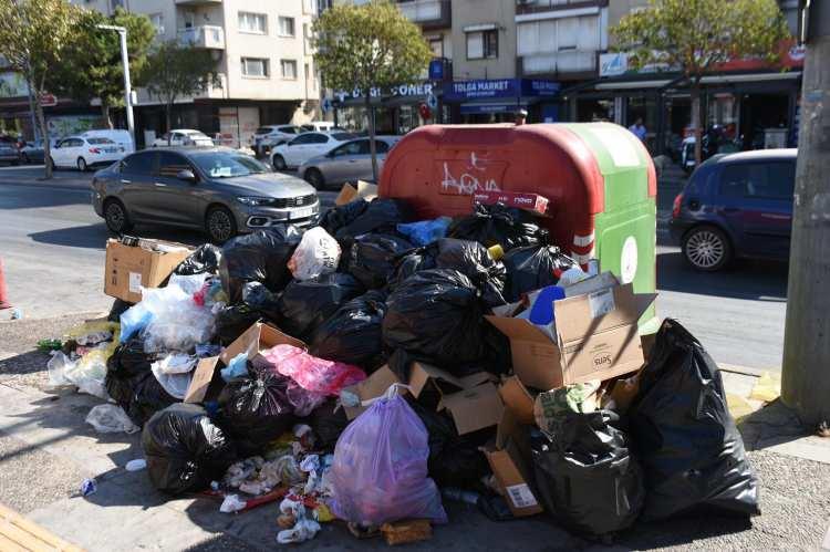 <p>Ortaya çıkan kötü koku ve görüntüye vatandaşlar tepki gösterdi.</p>
