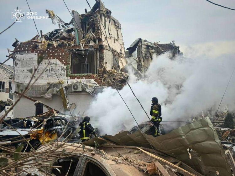 <p>Şehirde en az dört kişinin öldüğü bildirildi. Kiev askeri idaresinin başkanı Timur Tikaşenko, hayatını kaybedenlerden birinin 12 yaşındaki bir kız çocuğu olduğunun tespit edildiğini ancak bu bilginin resmi olarak doğrulanmadığını söyledi. En az 37 kişinin de saldırılarda yaralandığıı bildirildi.</p>
