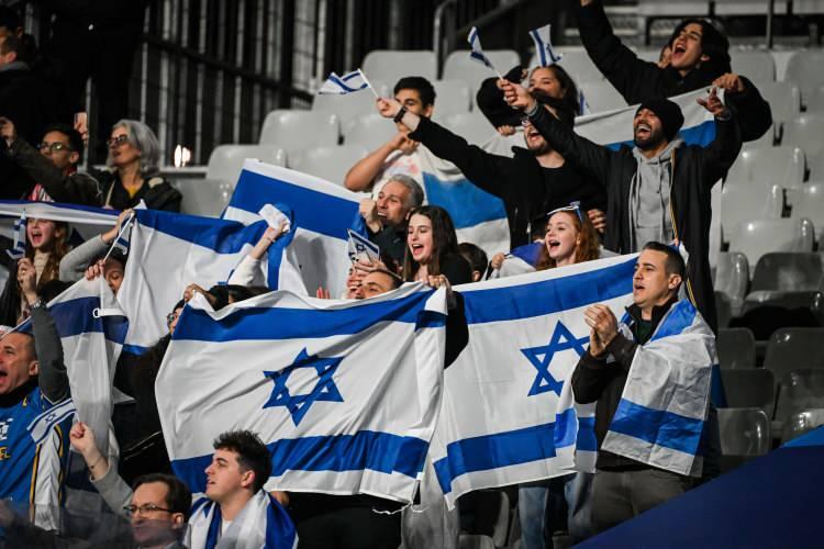 <p>Avrupa futbolunun yönetim organı UEFA, İsrail Futbol Federasyonu'nun uluslararası organizasyonlardan men edilip edilmeyeceğini görüşmeye hazırlanırken, spor dünyasından anlamlı bir tepki geldi.</p>
