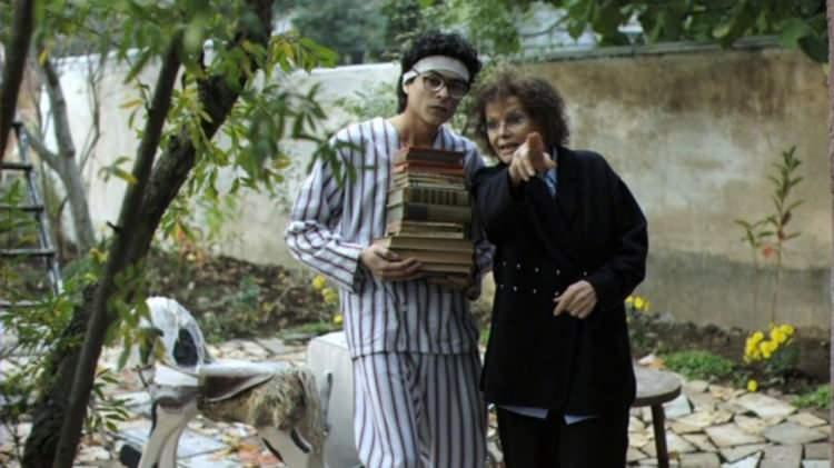 <p><span style="color:#000000"><strong>TÜRK FİLMİNDE OYNADI</strong></span></p>

<p> </p>

<p><span style="color:#A52A2A"><strong>Claudia Cardinale,  2010'da başrolünü İsmail Hacıoğlu ve Fahriye Evcen ile paylaştığı </strong></span><span style="color:#000000"><strong>'Sinyora Enrica ile İtalyan Olmak'</strong></span><span style="color:#A52A2A"><strong> adlı Türk yapımı sinema filminde rol aldı.</strong></span></p>
