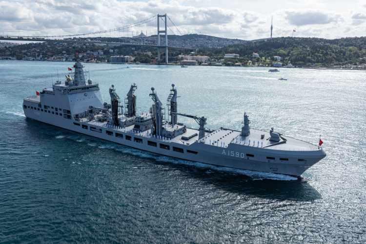 <p><span style="color:rgb(20, 35, 58)">Program kapsamında Kuzey Deniz Saha Komutanı Tümamiral Aziz Bakıoğlu Barbaros Hayrettin Paşa anıtına çelenk bıraktı. Milli Savunma Bakanı Yaşar Güler'in, Genelkurmay Başkanı Orgeral Selçuk Bayraktaroğlu'nun, </span><a href="https://www.sabah.com.tr/haberleri/deniz-kuvvetleri" target="_blank">Deniz Kuvvetleri</a><span style="color:rgb(20, 35, 58)"> Komutanı Oramiral Dr.Ercument Tatlıoğlu'nun günün anlam ve önemini belirten mektupları okundu.</span></p>
