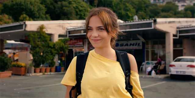 <p><strong><span style="color:#800080"><em>"Bir gün sete çıkmadığımı belirttim ve ekip beni bekledi. Sahneyi çekmeyeceğim ben, dedim. Çünkü bunun sebebi, bir Ramazan ayında oruç tutan insanlar zaten sette çok azdır. Çünkü setin yükü çok fazladır. Taşıdıkları ışıklar, saatlerce tuttukları boomlar, kostümler, sanat! O kadar ağır ki onlar işi, oyuncularınki ise en rahatı, en konforlusu. Karavan olur, geçersin. Çayın kahven önüne gelir. Hiçbir dert yoktur, ruh hastaları ile uğraşılar falan, neyse."</em></span></strong></p>
