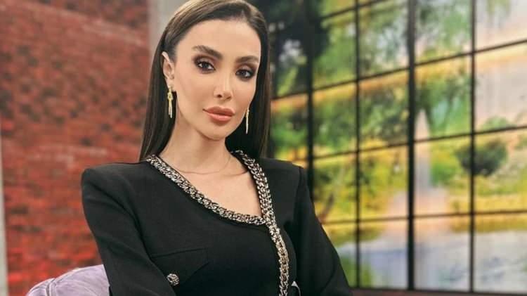 <p><span style="color:#A52A2A"><strong>2003 yılında katıldığı Miss Turkey yarışmasında ikinci olan Özge Ulusoy manken ve sunucu olarak kariyerinde büyük bir başarı elde etti. </strong></span></p>
