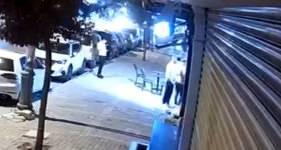 <p>İstanbul'da bir ATM'den evinin kirasını ödemek isteyen şahıs, 20 bin 800 lirayı ödeme haznesine koyduktan sonra onay tuşuna basmadı. Şahsın küçük hatası; hem parasından etti, hem de kirasını ödeyemedi. </p>

<p>İşte akılalmaz olayın detayları...</p>
