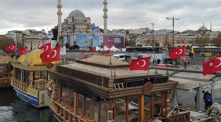 <p>Adana’dan Edirne’ye, Van’dan Muğla’ya kadar ülkenin 81 ilinde, hem yerel halkın hem de ziyaretçilerin tercih ettiği bu buluşma noktaları, şehirlerin sosyal hayatını ve kültürel dokusunu yansıtıyor. </p>
